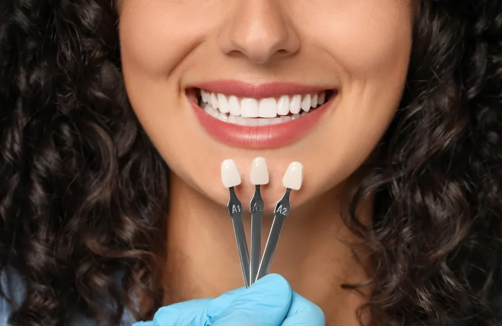 Kobieta podczas wyboru licówek